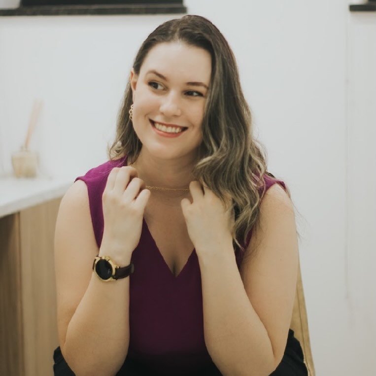 Juliana Pelissari sorrindo em consultório